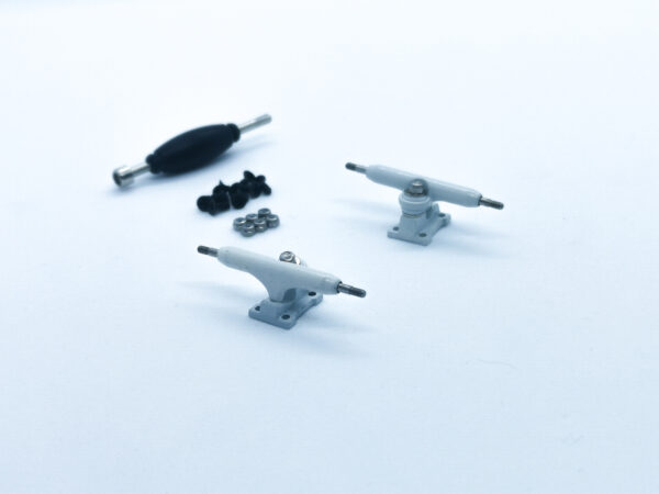 product picture of white fingerboard trucks 32mm